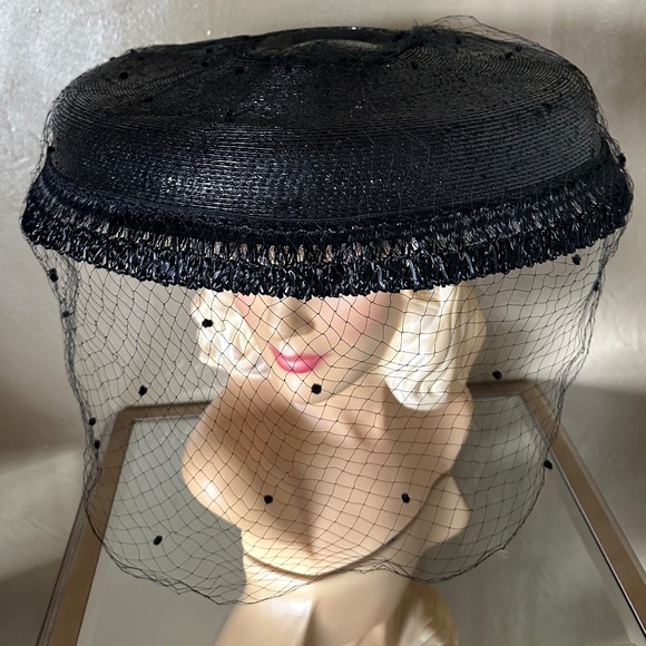 MAGNIFICENT 1950s' BLACK STRAW CARTWHEEL HAT WIITH FULL DOTTED VEIL - Picture 5 of 13